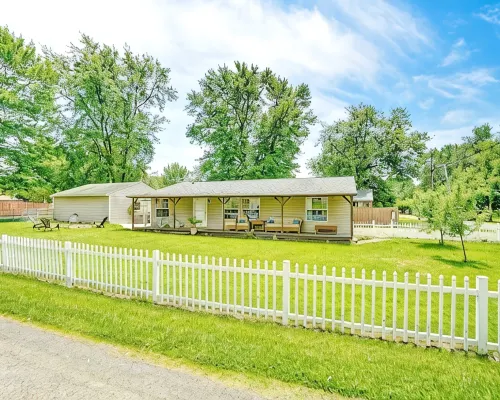 Leisure at the Lake Hotels in Stokes Township