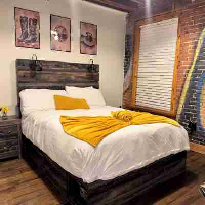 Near Broadway! Unique  Condo with Speakeasy,  Pool & Free Parking Rooms