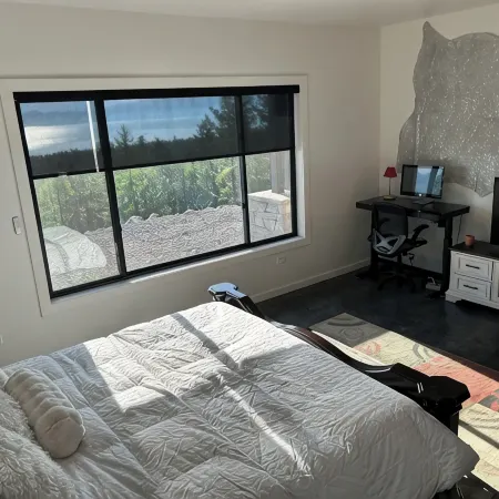 Modern 3-bedroom bungalow in peaceful Somers with great lake and mountain views