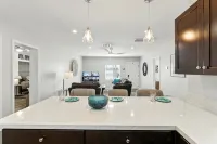 Welcoming 3-Bedroom House with Private Fenced Yard.  Clean. Central - Bungalows
