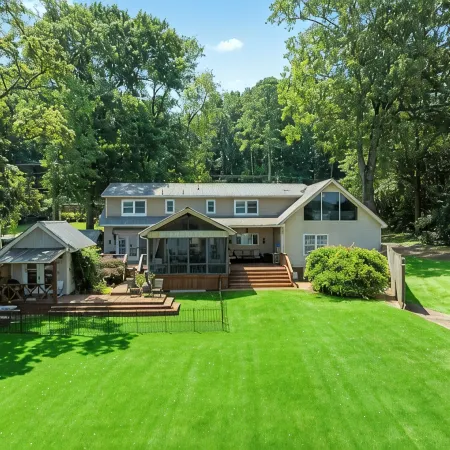 Spacious 5-bedroom house in the heart of Guntersville located ON the lake.