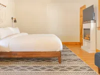 Cozy Creekside Cabin w/ Private Outdoor Sauna and Covered Deck Overlooking Creek Hotels in Laurel Fork