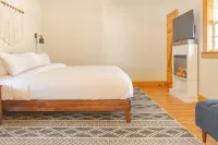 Cozy Creekside Cabin w/ Private Outdoor Sauna and Covered Deck Overlooking Creek - Chalets