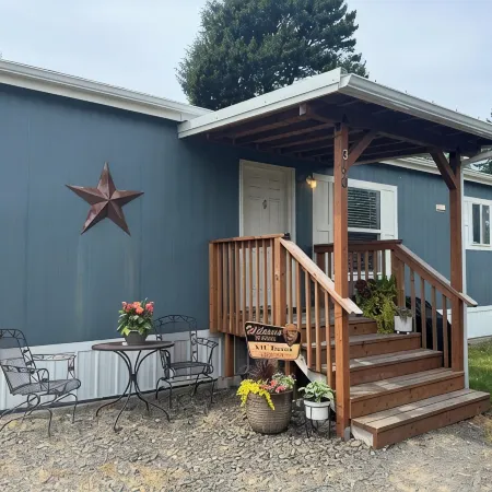 NW Retreat, Convenient 3 Block Walk to Main Street