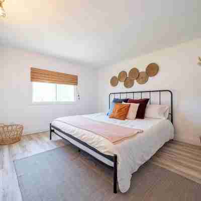 Private PEC Retreat w Games Room Rooms