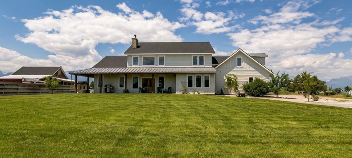Modern Farmhouse Three Bears Getaway Hotels in Ravalli County