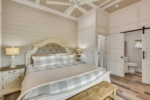 Romantic Couples Cottage, Large Covered Deck with Hot Tub, TV,  Couches, Firepit - Hytter