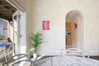 Oversized Artdeco Apartment w 4m high ceilings - Wifi
