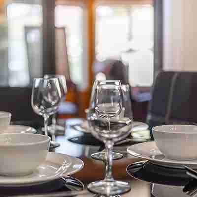 Safe Haven*Backyard*Sunroom*Free Parking* 5 minutes to Falls Dining/Meeting Rooms