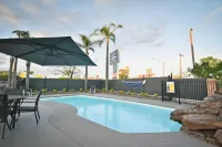 The Aberdeen Motel - Pools