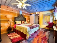 Tranquil retreat  on 16 acres sleeps 10 guests. Hotels in Izard County