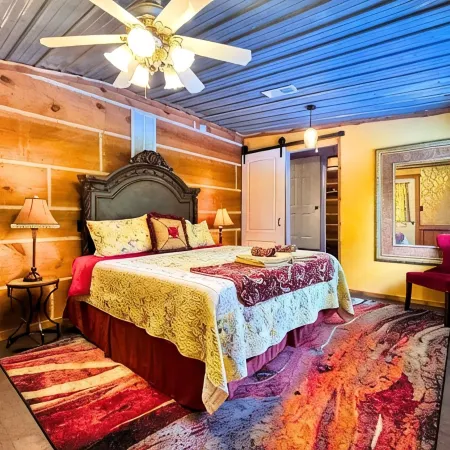 Tranquil retreat  on 16 acres sleeps 10 guests. Hoteles en Condado de Izard