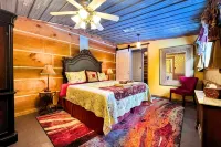 Tranquil retreat  on 16 acres sleeps 10 guests.