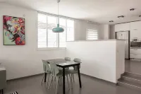 Bright 2BR  Rooftop  Walk to Beach - balcony