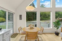 Mid-Century A-Frame Chalet. Dog Friendly. Only a Half-Mile Stroll to the Beach! - 샬레 호텔