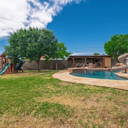 Right at Home-Midland Sprawling Ranch House with Pool Cabana and Playground