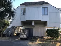 Renovated! Both club options available! Great location next to beach & BHI Club! - 4 stjerner