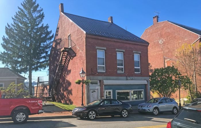 Apartment over shops in Bath Historic District