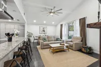 Modern 3-bedroom house walking distance from UF stadium! - Butik