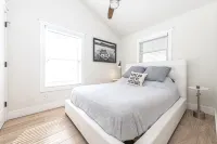 Phoebe’s Waterfront Lakehouse . Close to Mad River Mountain Skiing & Cranberry's - 4-Star
