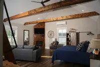 Cabin D by the Pond - King bed - Swimming Pool
