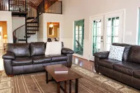 Leaning Pines Lodge, Sleeps 10, Double Cabins in the woods, 30 min to Round Top - 3-Star