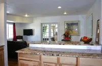 Elegant Executive Loft in Historical Downtown Littleton - Wifi