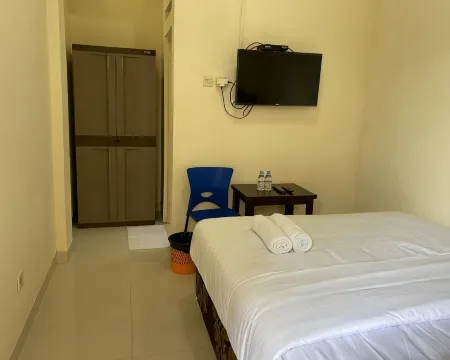 Jatiwinangun Homestay Near Gor Satria Purwoketo Mitra RedDoorz