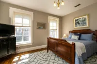 Charming Historic 4 Bedroom with Hot Tub - พร้อมระเบียง