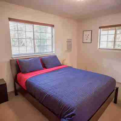 Cozy Bavarian Getaway ~ 5-Star Location ~ Hot Tub! Rooms