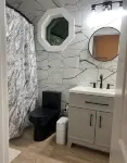 Calming 1-bedroom yellow door house close to lake with Wi-Fi, AC