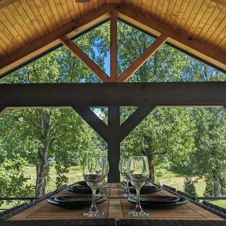 Onyx Owl Cabin: Private Hot Tub⁘Fire Pit⁘Heated Patio⁘Vineyard⁘Hiking⁘Golf