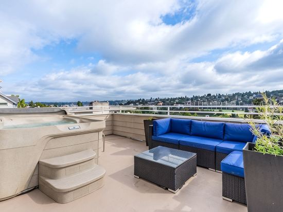 Majestic Views with a Hot Tub!
