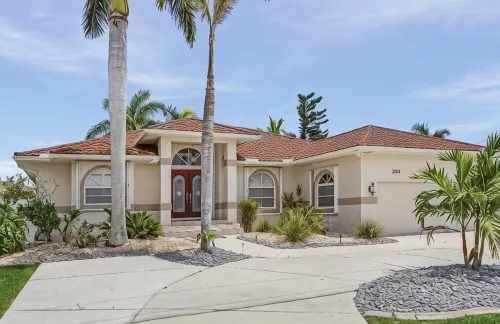 MAGNIFICENT! LUXURY WATERFRONT HOME;BIG HEATED POOL-80’ DOCK! 5 MIN FISH VILLAGE - Jacuzzi