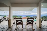 Million dollar Sunset Views and centrally located in Manuel Antonio