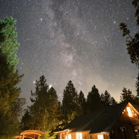 Red Blanket Cabin Near Crater Lake National Park