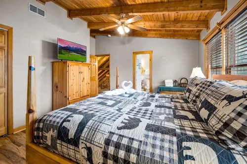 Entire Cabin! Hot Tub!  Sleeps 12 4 BD/4BA. 1 Mile to Convention Center - Hytter