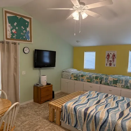 Off Duty Retreat ~Sleeps 10, Boat Slip, Screen Porch, Lots of Parking, 2 Grills Hotels in Steinhatchee