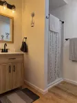 Charming 1-bedroom apartment in Greene for up to 4 guests, family & dog friendly - Homestays