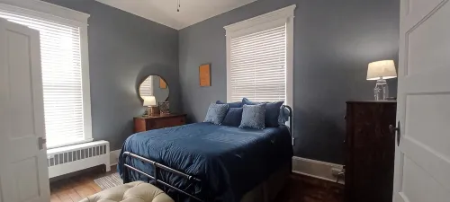 Charming 2-bedroom apartment in quiet downtown neighborhood in Petersburg - 3-Star
