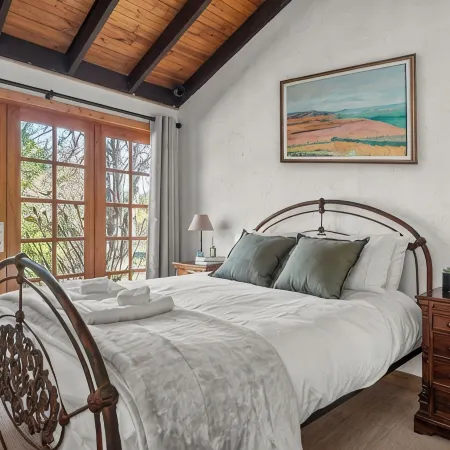 Sandstone Cottage With Cozy Open Fireplace in the Heart of Robertson