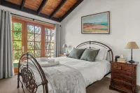 Sandstone Cottage With Cozy Open Fireplace in the Heart of Robertson - Country Houses
