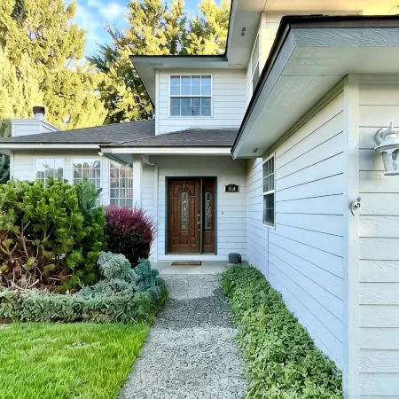 Hot tub + Bright and spacious home + 20 min to Ski —> Sleeps 13!