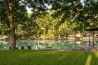 Walk Out to Lake Access, Sleep 30. Great for Multi-Family, Reunions, or Retreats - Wifi