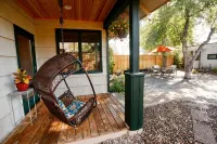 Downtown Craftsman with King Bed and Private Yard - Walk Everywhere - ブティック