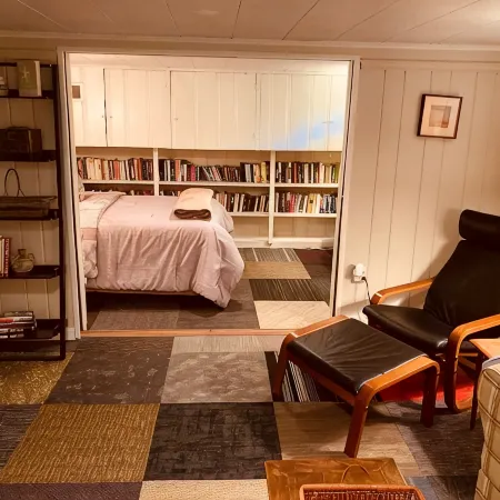 Cozy English Basement Apt quiet but close to downtown