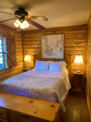 Cozy Cabin, Jacuzzi Tub, Kitchenette, Screened in Porch, Mountain Views. - Alphydda