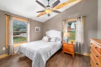 Panoramic Mountain Views/Roaming Elk/Fireplaces - 4-Star