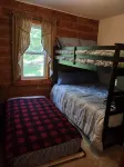 Secluded cabin in the woods-UTV, hunting, fishing, pet friendly - Chalets