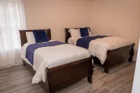 HOME AWAY FROM HOME/ 2 -story modern farmhouse at Lake Gaston  /HOT TUB AUG 1 - balcony